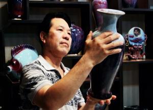 翟群      首届河南省陶瓷艺术大师、国家级非物质文化遗产项目——钧瓷烧制技艺代表性传承人